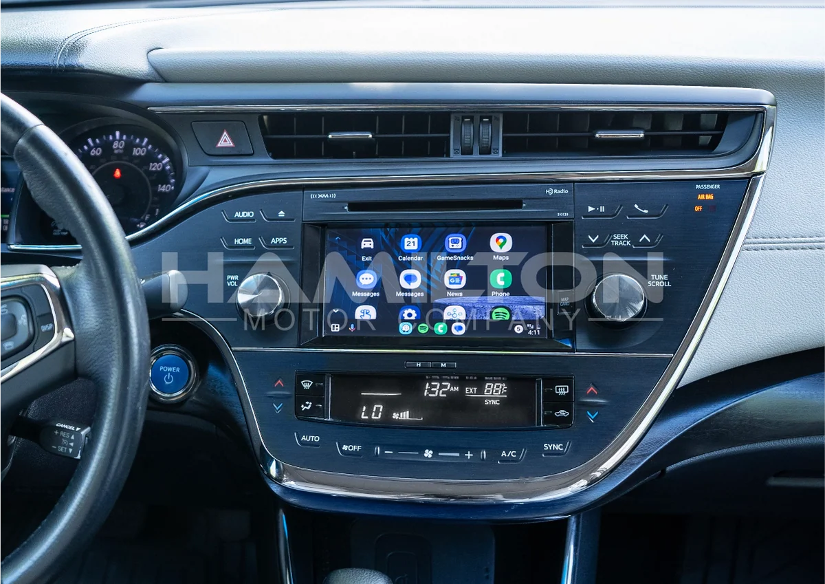 Picture of apple carplay radio in Toyota Avalon
