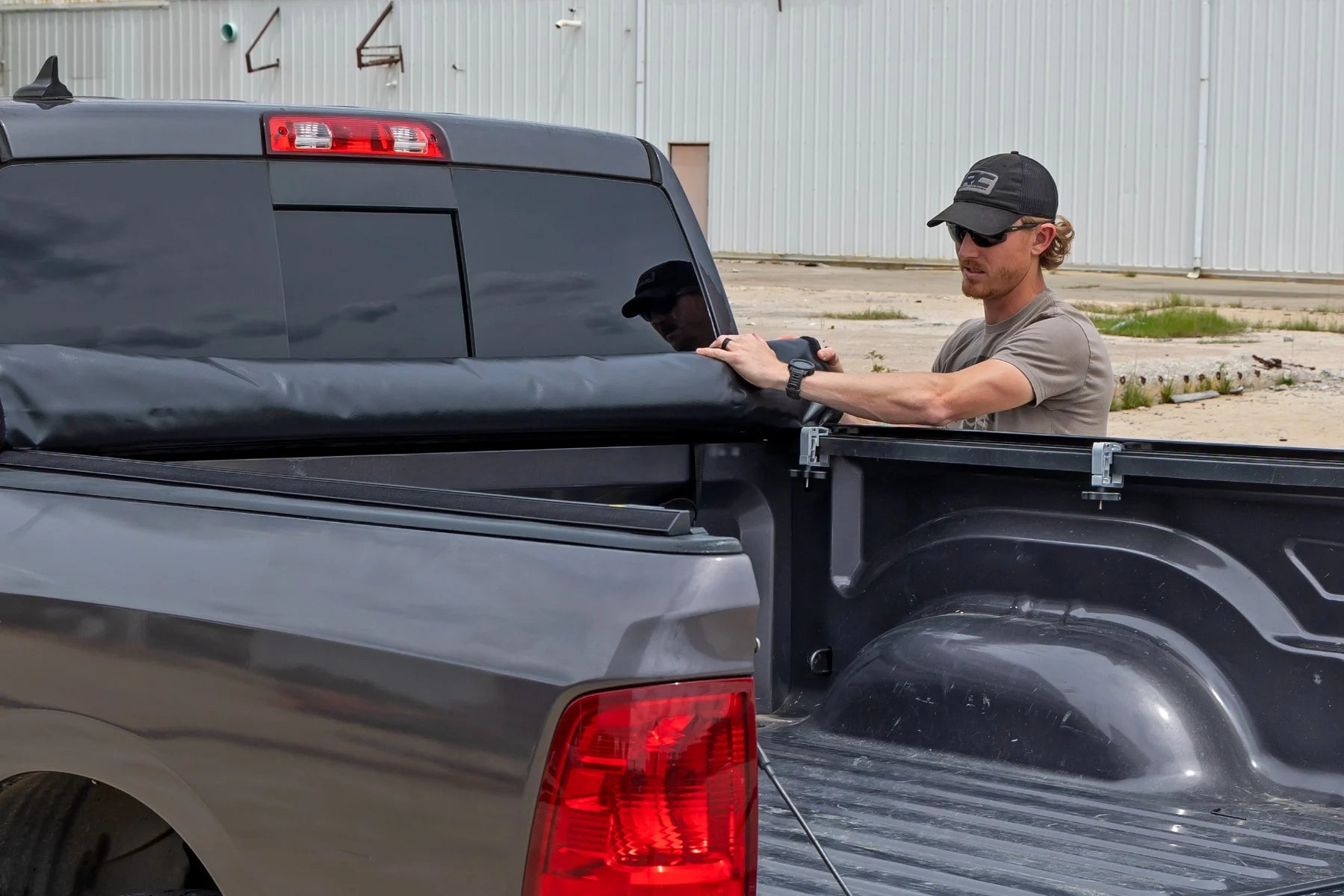 tonneau cover ram 1500 2500 delaware